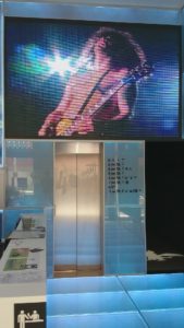 Pantalla de LED de interior modelo P10 instalada en Hotel en Barcelona — pantalla led hotel